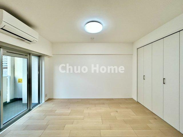 なぎさニュータウン2号棟の洋室|【洋室】快適に過ごす条件は、一人ひとり違います。だからこそ飾り過ぎないシンプルな内装と偏り過ぎないデザインで統一しております。居住していく中でオーナー様だけの【マイホーム】に創り上げて下さい