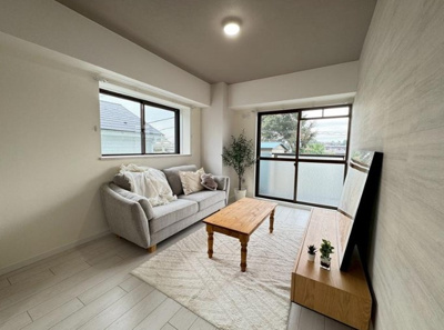 【居間・リビング】 | パレ・ドール東所沢２ | ２方向の窓から陽が差し込む明るい空間