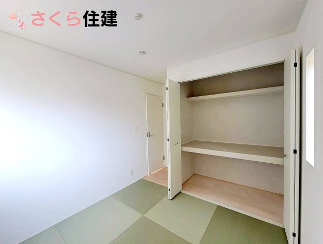 高根沢町宝積寺　第16　１号棟の独立洗面台|同社施工物件の写真です。３面鏡の裏にはたっぷりと収納スペースを標準装備！