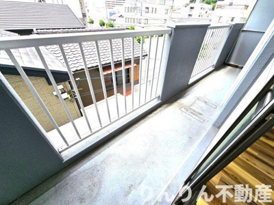 【バルコニー】 | ガーデンヒルズ城南V | 暖かな日差しのふりそそぐバルコニー