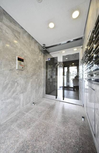 サル・ドュ・セジュールの玄関