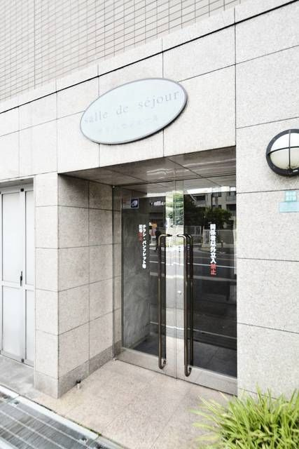 サル・ドュ・セジュールのエントランス
