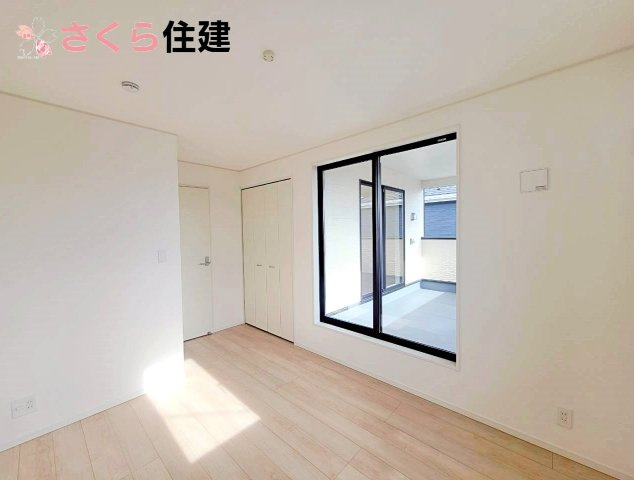 高根沢町宝積寺　第16　2号棟の設備|同社施工物件の写真です。三口コンロは複数の調理ができるので時短になります！