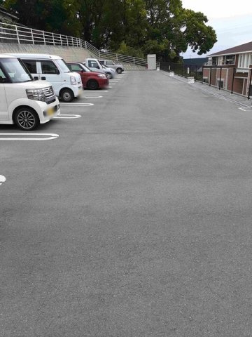 ジェネシスの駐車場