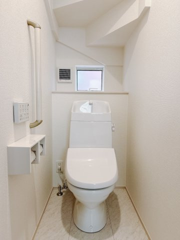 【新築戸建】高崎市浜尻町700番11のトイレ|■トイレ｜1階と2階にトイレがございます♪窓付きのトイレですので、常に換気ができ清潔を保てます。
