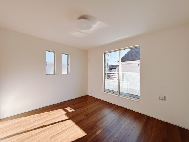 【新築戸建】高崎市浜尻町700番11の寝室|■主寝室｜お洒落なアクセントカラーが入っているので、シックな雰囲気になっております。落ち着いた雰囲気で夜はよく眠れそうですね