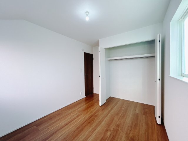 【新築戸建】高崎市浜尻町700番11の洋室|■2階洋室｜お子様の一人部屋にピッタリな洋室。木のぬくもりを感じるフローリングは、天然木の味わいが時とともに深みを増していきます。また、傷にも強く、フリーワックスでお手入れもラクラクです♪