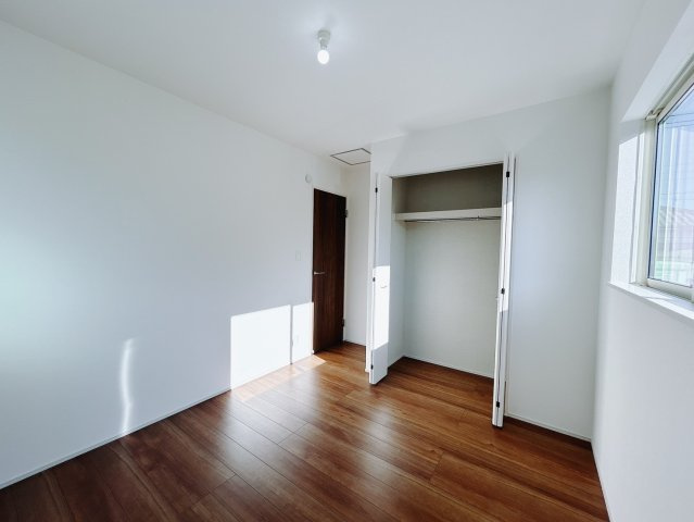 【新築戸建】高崎市浜尻町700番11の洋室|■2階洋室｜ナチュラルカラーの床です。模様替えなどとても楽しく工夫できます♪陽当たり、風通しもとても良いので毎日快適な生活スタートです！子供部屋にも良いですね♪