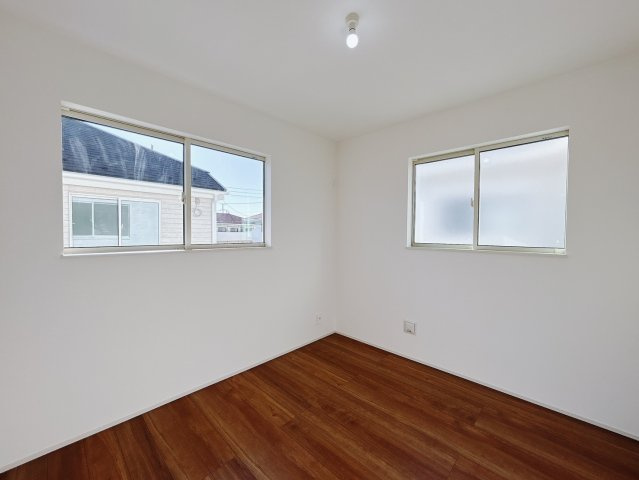 【新築戸建】高崎市浜尻町700番11の洋室|■2階洋室｜2階洋室には大きな窓をご用意しています。日中はあたたかな日差し差し込み自分時間も充実できますね＾＾