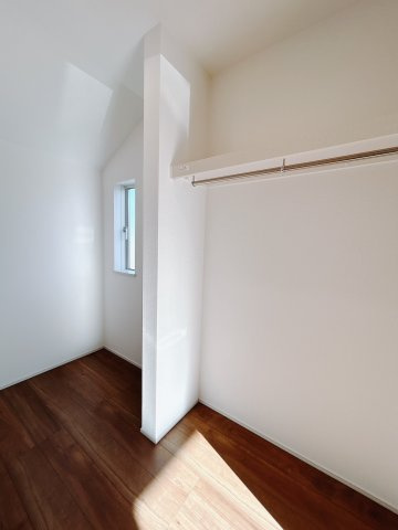 【新築戸建】高崎市浜尻町700番11の収納|■WIC｜お洋服はもちろん、使う頻度の少ない家具や小物・場所を取りがちな旅行用のスーツケースなどもしまえます。また、厚手のコートをしまっても充分な広さを堪能できるプランです♪