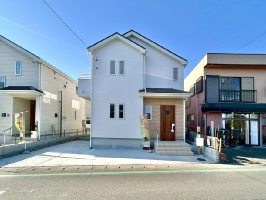 【新築戸建】高崎市浜尻町700番11の外観|■外観｜陽だまりのリビング、家事らくキッチンのお家、ついに完成！永く住むほどに愛着を深める、味わい豊かなデザインです。完成したばかりの新築を、一度ご覧になってみませんか？