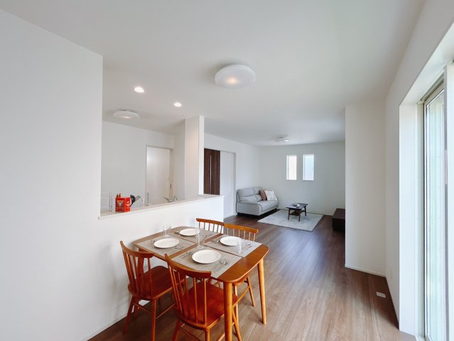 【新築戸建】高崎市浜尻町700番11の居間・リビング|■リビング｜時の流れと共に陽射しは装いを変え空間に新たな彩りを与えます。一日中家に居ても飽きることなく過ごすことができる素敵な空間です♪