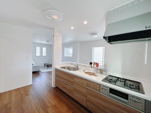 【新築戸建】高崎市浜尻町700番11のキッチン|■キッチン｜お料理をしながら会話も弾むカウンターキッチン。出来上がったお料理をカウンター越しからお子様に運んでもらったりと、お手伝いも楽しくしてもらえることができます♪