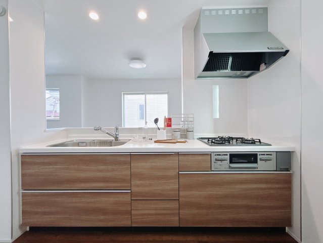 【新築戸建】高崎市浜尻町700番11のキッチン|■キッチン｜ワークトップ下には、圧力鍋やパスタ鍋などのかさばる調理器具もラクラク収納可能なスライド収納！ものが溢れがちなキッチン回りもスッキリきれいに管理ができます♪