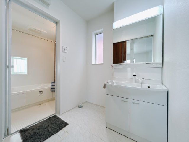 【新築戸建】高崎市浜尻町700番11の独立洗面台|■洗面室｜大きな鏡で朝の身支度もラクラク♪毎日の忙しい準備が楽しくなる洗面所です(^^♪