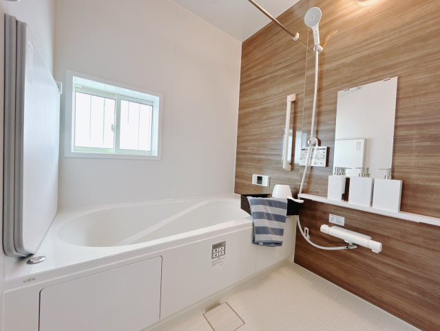 【新築戸建】高崎市浜尻町700番11の浴室|■浴室｜デザイン性に優れた浴室♪1日の疲れを癒す、ゆったりとしたバスタイムをぜひお過ごしください(*＾＾*)大きな窓付きで嬉しい♪
