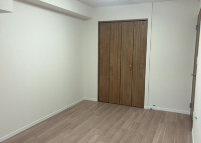 【洋室】 | ドラゴンマンション橋本十弐番館 | 洋室のメリットは重い家具が置きやすく、身の回りが整理しやすいことです。 床がフローリングのため畳とは異なり凹みにくいです。 クローゼットなど収納が豊富で、普段使わない旅行カバンや服の整頓も簡単にです。