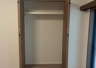 【収納】 | ドラゴンマンション橋本十弐番館 | デザイン性を重視しすぎて収納が少なかった！なんてことにならないため、事前に現地で収納の数を確認しておくことをお勧めします。クローゼット以外にも床下収納や屋根裏収納、パントリーなどもチェックしましょう。