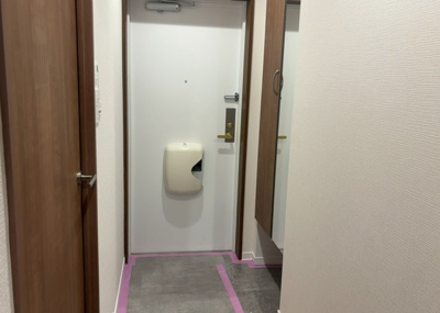 【玄関】 | ドラゴンマンション橋本十弐番館 | 玄関は家の顔でもあり、家族以外の目にも止まる場所です。玄関は外との間を仕切る扉、靴などをしまっておく収納スペース、靴脱ぎのたたきスペース、来客とのやり取りをするドアホンなど複数のアイテムからなります。