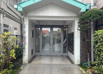 【エントランス】 | ドラゴンマンション橋本十弐番館 | マンションのエントランスには、もともと風よけや防犯の役割がありますが、マンションによって宅配ボックスなどの設備が備わっている所もあります。日々の生活をイメージしながら生活しやすさをチェックしましょう。