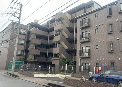 【外観】 | ドラゴンマンション橋本十弐番館 | 外観はマンション管理がされているかの目安になります。築年数が古いと、壁面は劣化してひび割れが生じることも！建物が古びていても細かいところが修繕されていると、きちんと管理されているなぁと感じるでしょう。