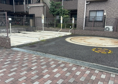 【駐車場】 | ドラゴンマンション橋本十弐番館 | 車一台あたりに必要なスペースは、標準サイズの普通自動車で横幅2m50cm、長さ5mは必要になります。ただし、乗降のことも考慮して横幅3m30cm、長さ5m50cmほどは確保できるところを選びましょう。