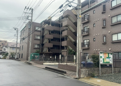 【外観】 | ドラゴンマンション橋本十弐番館 | マンションの外観は非常に重要なポイントです！外観の善し悪しは資産価値に大きな影響を与えます。外観のいいマンションを購入することで、高値で売却がしやすく、買い手が見つかりやすいというメリットがあります。