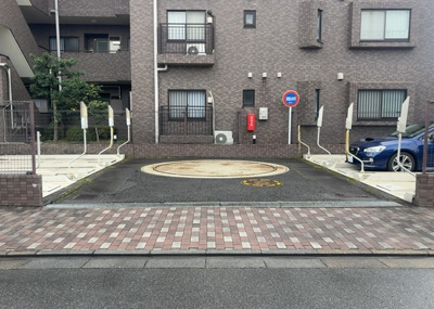 【駐車場】 | ドラゴンマンション橋本十弐番館 | 駐車場と明記されていても、最小スペースでつくられた駐車場だと大型車は駐車できなかったり、出入りしにくくなったりする可能性があります。お車のサイズと購入したい物件の駐車場のサイズを現地で確認しましょう。