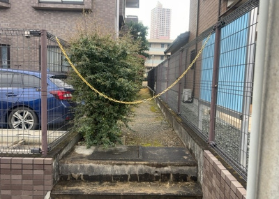 【庭】 | ドラゴンマンション橋本十弐番館 | 物件によっては、入居者が個人的に使用できる専用庭がついているものもあります。また、住宅の中にある土間の部分を庭と呼ぶこともあります。庭の用途は住む人によって変わり、それによってデザインもさまざまです。