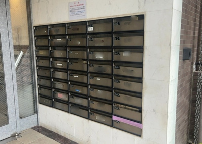 【設備】 | ドラゴンマンション橋本十弐番館 | エントランス付近に設置されている集合ポストは、住んでいる部屋と離れているため、ポストをあさるなど誰かに何かされていても被害に気づきにくいです。入居する時には他人に特定されにくい番号で鍵をかけましょう！