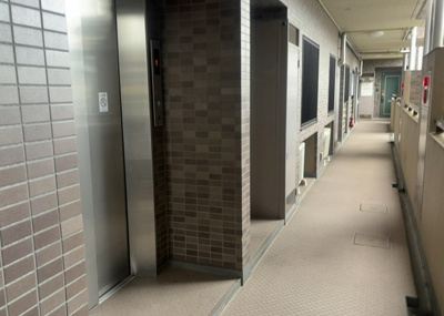 【その他共用部分】 | ドラゴンマンション橋本十弐番館 | 共有部分は、住民なら誰もが使える設備のこと。例えば駐車場やエレベーター、インターネット設備、セキュリティ設備などがあります。他にも、マンションの廊下・外部階段やエントランス・ゴミ置き場などがあります。