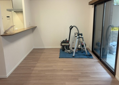 【ダイニング】 | ドラゴンマンション橋本十弐番館 | ダイニングは、食事や家族の団らんスペースとしてだけではなく、ほかの用途としても使用することができます。ダイニングテーブルを置き、食事のためのスペースを作ることでリビングとの差別化を図ることができます。