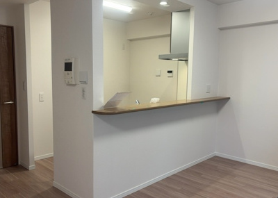 【キッチン】 | ドラゴンマンション橋本十弐番館 | L型アイランドタイプは、キッチンからダイニングにもリビングにも目が行き届くので、とても使いやすい配置です。L字型独立タイプは、キッチンを独立させてるためLDKというよりもLDといった様なイメージです。