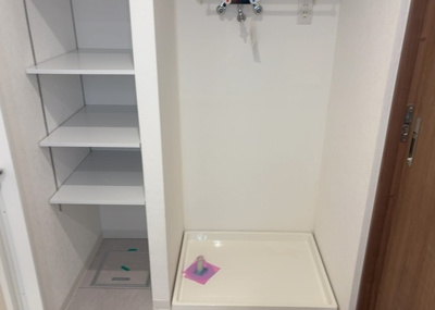 【ランドリースペース】 | ドラゴンマンション橋本十弐番館 | ランドリースペースも気になります。洗濯機置場があり「洗う、干す、取り込む、アイロンがけ、たたむ」など、洗濯に関する家事をするための空間です。広さや収納など付帯設備も含めて、詳細は現地でご確認ください。