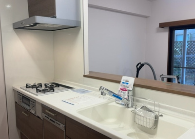 【キッチン】 | ドラゴンマンション橋本十弐番館 | 標準的なシステムキッチンの横幅は、165cm～300cm程度です。2100・2400・2550・2700などミリ単位で表記されます。普段どのように料理をするのかを想定しながら合ったサイズを選びましょう