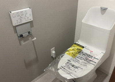 【トイレ】 | ドラゴンマンション橋本十弐番館 | トイレは大きさや形、機能、抗菌性などが異なる多種多彩なタイプが各メーカーから出ています。それぞれに良さがあるため、事前にどういったタイプのトイレがいいのかをご家庭内で決めて、内見に行くといいでしょう。