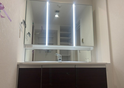 【独立洗面台】 | ドラゴンマンション橋本十弐番館 | 洗面化粧台では顔を洗ったり、身だしなみを整えることが本来の使い方ですが、用途によっては洗面化粧台に求められる機能が違ってくるため、ご自身や家族のライフスタイルに合ったものを選ぶことをおすすめ致します。