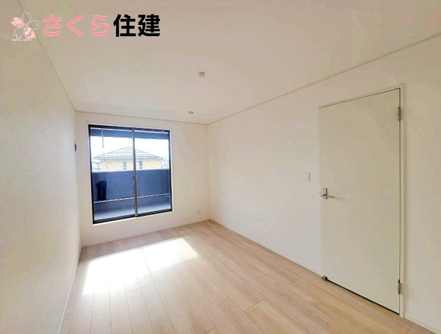 高根沢町宝積寺　第16　3号棟の独立洗面台|同社施工物件の写真です。３面鏡の裏にはたっぷりと収納スペースを標準装備！