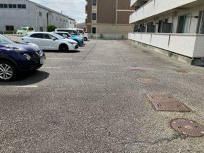アール・ドゥ・ヴィーヴルの駐車場