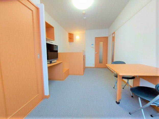 レオパレスＣＩＲＣＬＥの居間・リビング|2Ｆのお部屋はカーペットです。