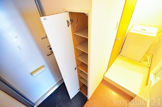 レオパレスＯＡＳＩＳの玄関|シューズボックス