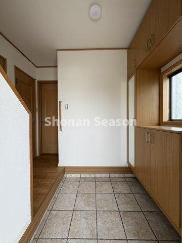 【現地画像あり】茅ヶ崎市西久保　中古戸建　24.84坪の玄関|大容量のシューズBOXが備わり、ご家族の履物もしっかり片付きます。