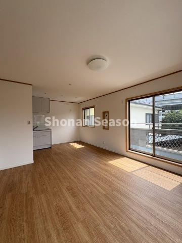 【現地画像あり】茅ヶ崎市西久保　中古戸建　24.84坪の居間・リビング|陽光降り注ぐ！明るい２階リビングのお住まいです。
