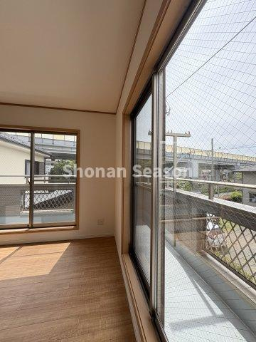 【現地画像あり】茅ヶ崎市西久保　中古戸建　24.84坪の内装|L字に繋がるワイドバルコニーに隣接した開放感溢れる室内です。