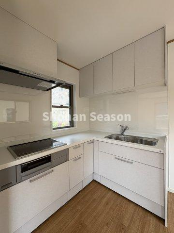 【現地画像あり】茅ヶ崎市西久保　中古戸建　24.84坪のキッチン|上部には吊戸棚付きで、調理器具もしっかり片付きます。