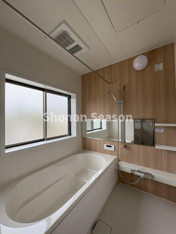 【現地画像あり】茅ヶ崎市西久保　中古戸建　24.84坪の浴室|梅雨や花粉時期の洗濯物が外に干せない日も安心な浴室乾燥機付き♪