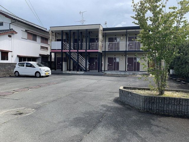 レオパレスアローマのその他|出入口がかなり狭い駐車場です。