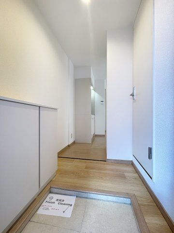 ハイツプルニエの玄関|明るい玄関です