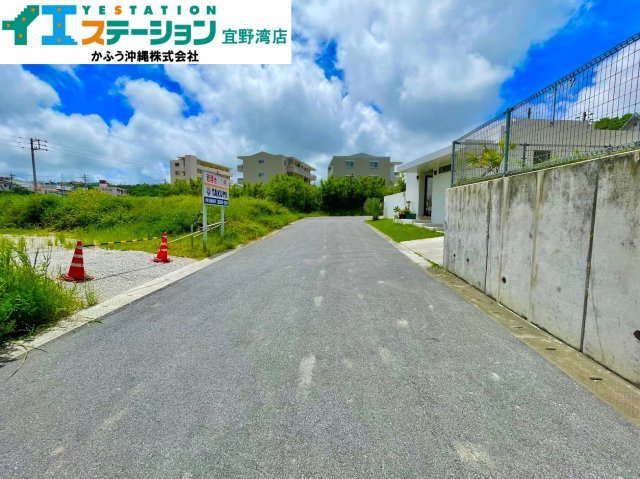 浦添市大平　土地の前面道路含む現地写真