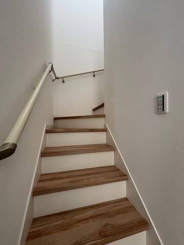稲沢市北島町千野地新築戸建　１号棟の設備|階段